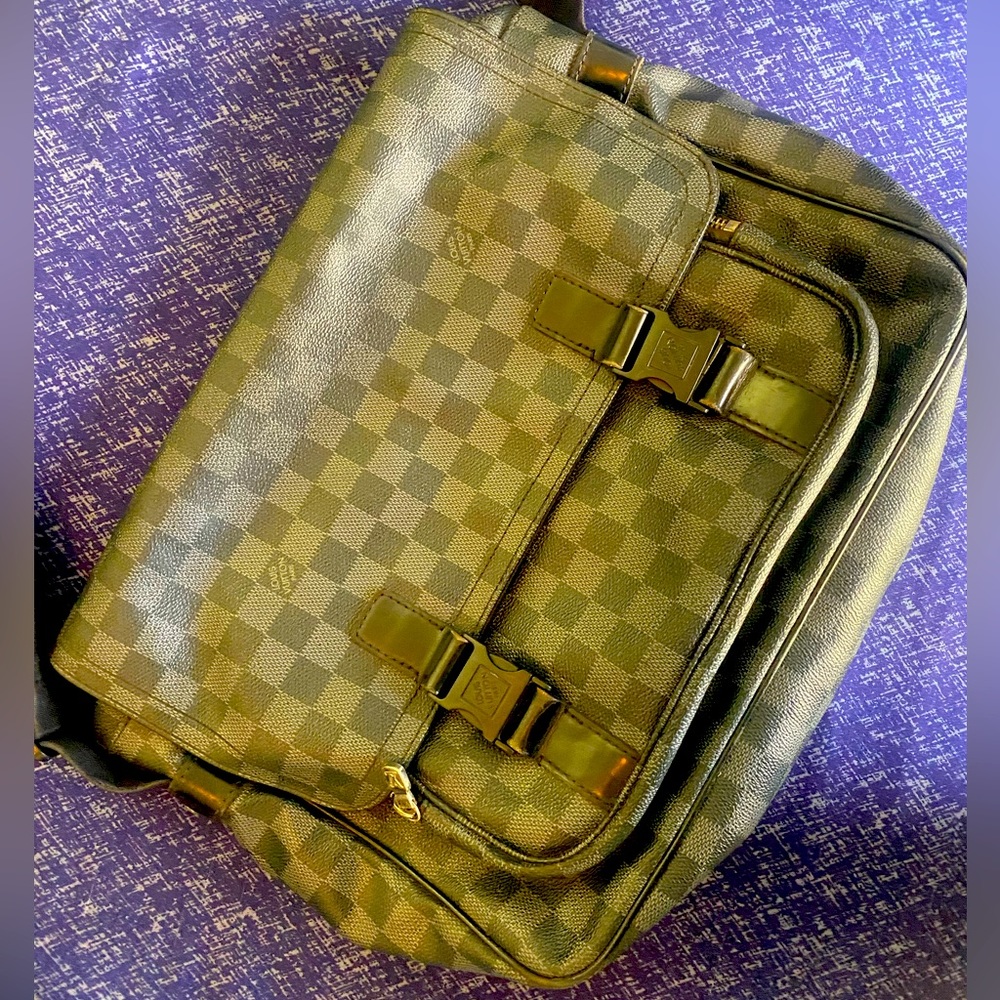Sac Louis Vuitton Melville Reporter à vendre à 1050$ intéressé DM